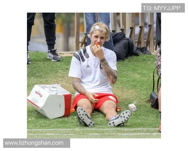 足球明星扎小辫的时尚造型与场上风采完美结合的精彩瞬间分享 足球明星扎小辫的时尚造型与场上风采完美结合的精彩瞬间分享