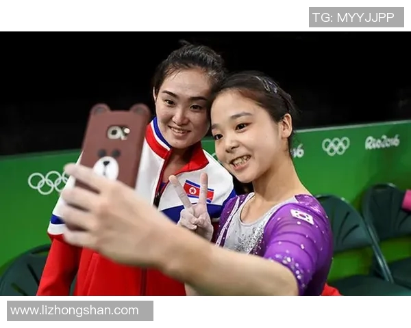 潘晓婷与足球明星亲密合影展现运动员友谊与魅力的瞬间