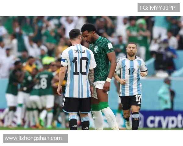 假装足球巨星街头恶搞路人引发欢笑与惊喜的趣味瞬间 假装足球巨星街头恶搞路人引发欢笑与惊喜的趣味瞬间