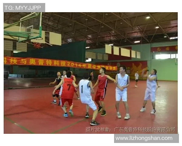 篮球明星温情时刻精彩拥抱视频素材尽显友谊与团队精神 篮球明星温情时刻精彩拥抱视频素材尽显友谊与团队精神
